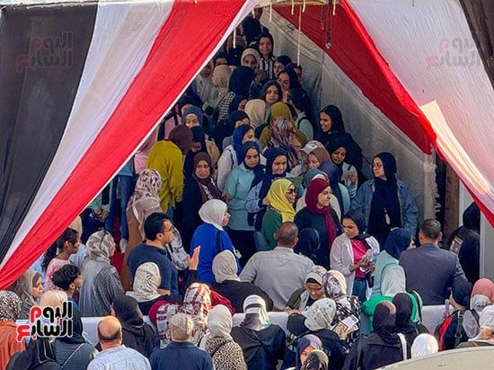 طلاب الثانوية العامة يبدأون امتحان الدين وتشديد على منع الغش.. صور