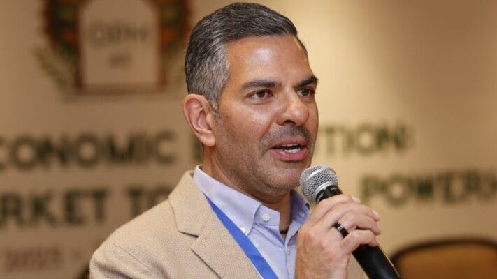 رحيل ملياردير عن عمر 53 عامًا بعد ابتلاعه نحلة.. وهذه تفاصيل الحادثة المأساوية