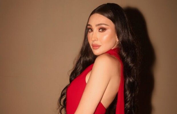 بإطلالة بغاية الجمال.. جيسي عبدو تستمتع بالغروب على الشاطئ