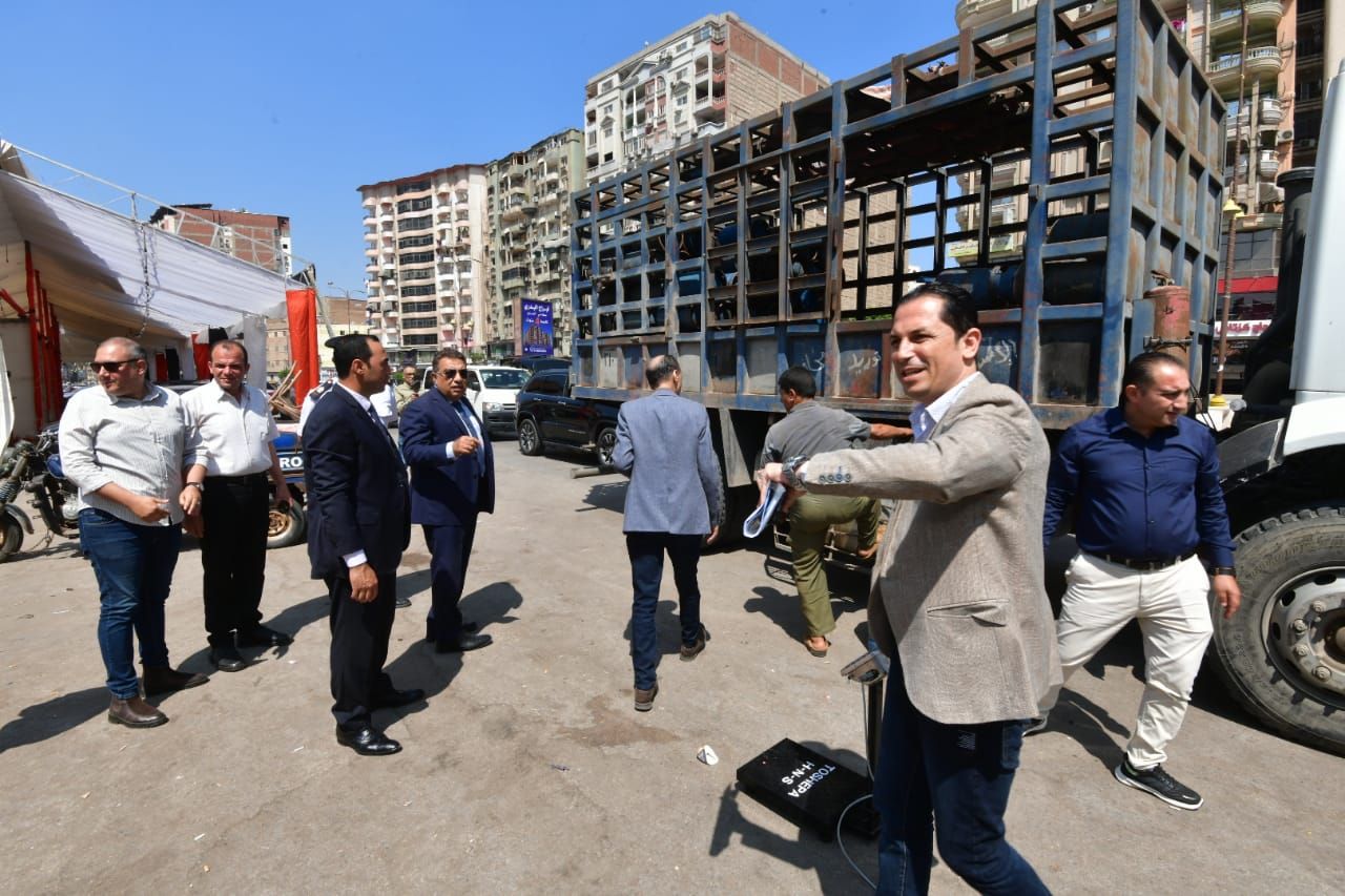 ماشى بميزان فى سيارته.. محافظ الدقهلية يستوقف سيارة أنابيب للتأكد من الوزن