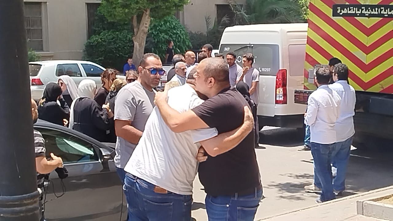 وصول جثمان نجل الموسيقار صلاح الشرنوبي إلى مسجد عمر مكرم للصلاة عليه