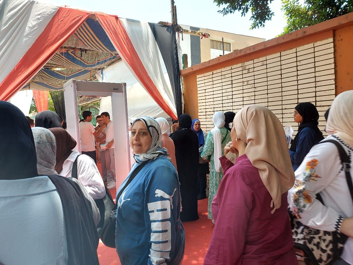 انتهاء أول امتحانات الثانوية العامة وخروج الطلاب من اللجان