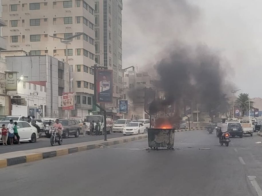 حضرموت.. شبّان غاضبون يغلقون شوارع في المكلا احتجاجاً على انهيار الكهرباء