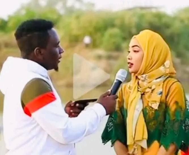 شاهد بالصور والفيديو.. هل تزوج الممثل السوداني مصعب سومى من إحدى ضحاياه في برنامج المقالب “زول سقيل” بعد أن سألته من اسم والدته وتوعدته بعبارتها الشهيرة: (كان ما جابك الحنين بجيبك شيخ الدمازين)؟