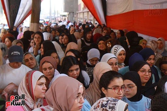 توافد طلاب الثانوية العامة على لجان الامتحانات فى الجيزة.. صور