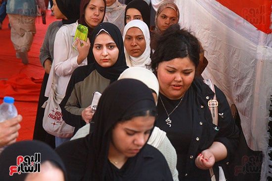 توافد طلاب الثانوية العامة على لجان الامتحانات فى الجيزة.. صور