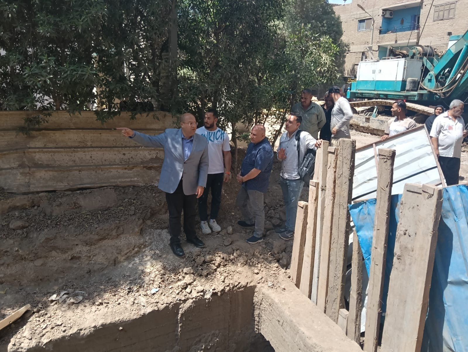 نائب محافظ الجيزة يتابع إصلاح هبوط الصرف الصحى بمنطقة العطور فى الحوامدية.. صور