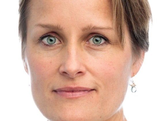 هذه الحسناء كبيرة جواسيس بريطانيا