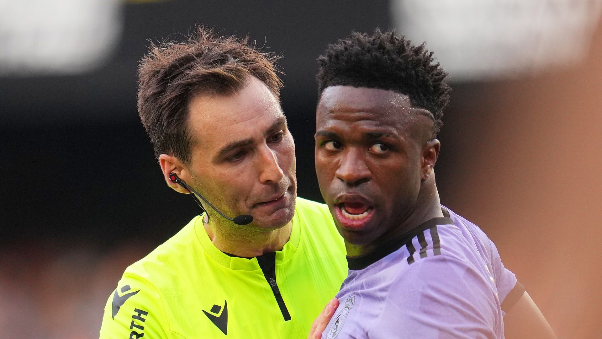 الامارات | سجن 4 مشجعي من أتلتيكو مدريد بسبب "دمية فينيسيوس"