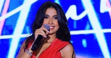 روبي تبرز إطلالتها بالفستان الأحمر في حفلها الأخير بالجامعة الأمريكية