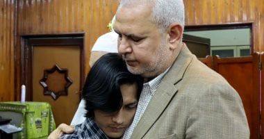 جلس يبكي فى لجنة الامتحان لوفاة والده.. عميد أصول الدين يواسى طالبا إندونيسيا