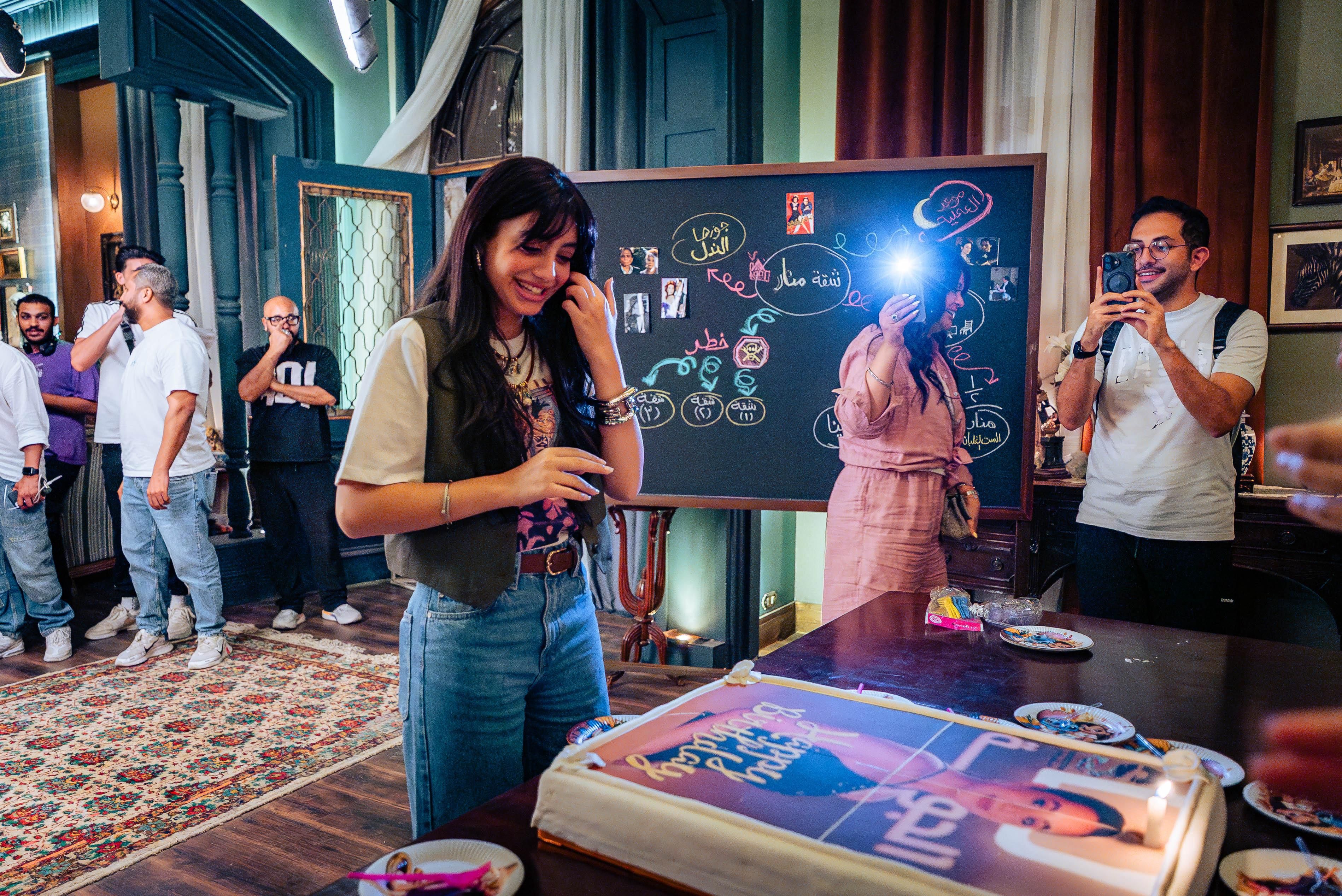 فريق عمل مسلسل "ابن النصابة" يحتفل بعيد ميلاد ياسمينا العبد الـ19.. صور