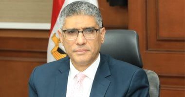 محافظ الجيزة يوجّه بسرعة صرف تعويضات لأسر ضحايا حادث سقوط مدخنة مصنع الطوب بالصف