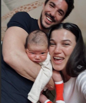 التركيّة بينار دينيز تُهدي كان يلدريم أجمل هديّة في عيده الأوّل كأب