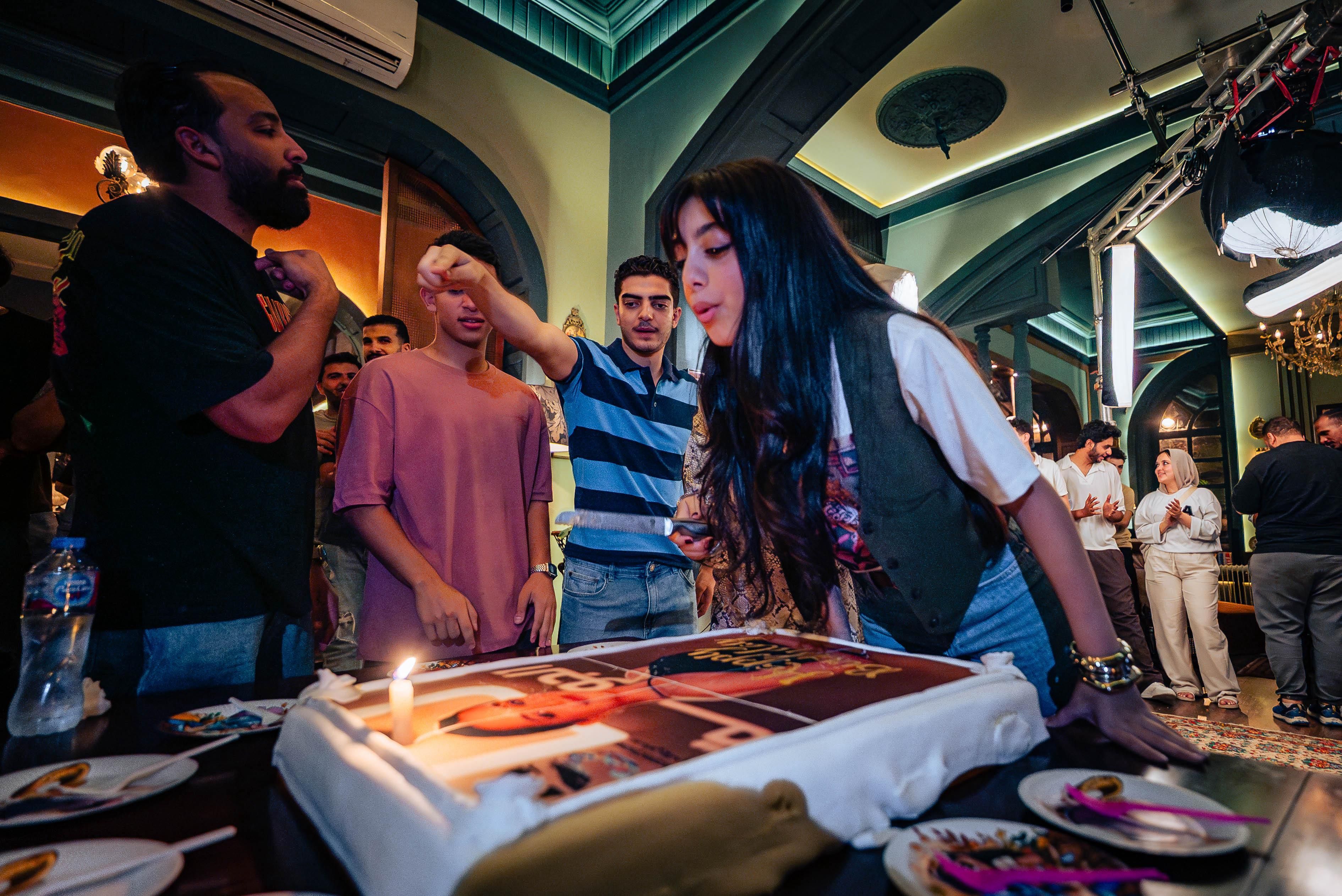 فريق عمل مسلسل "ابن النصابة" يحتفل بعيد ميلاد ياسمينا العبد الـ19.. صور