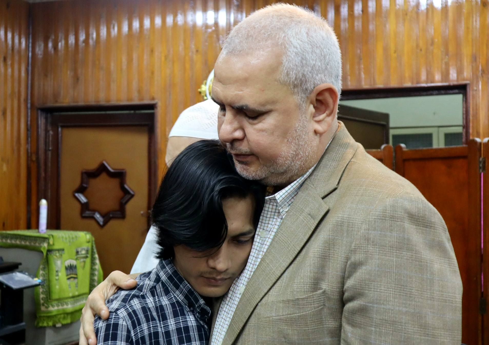 جلس يبكي فى لجنة الامتحان لوفاة والده.. عميد أصول الدين يواسى طالبا إندونيسيا