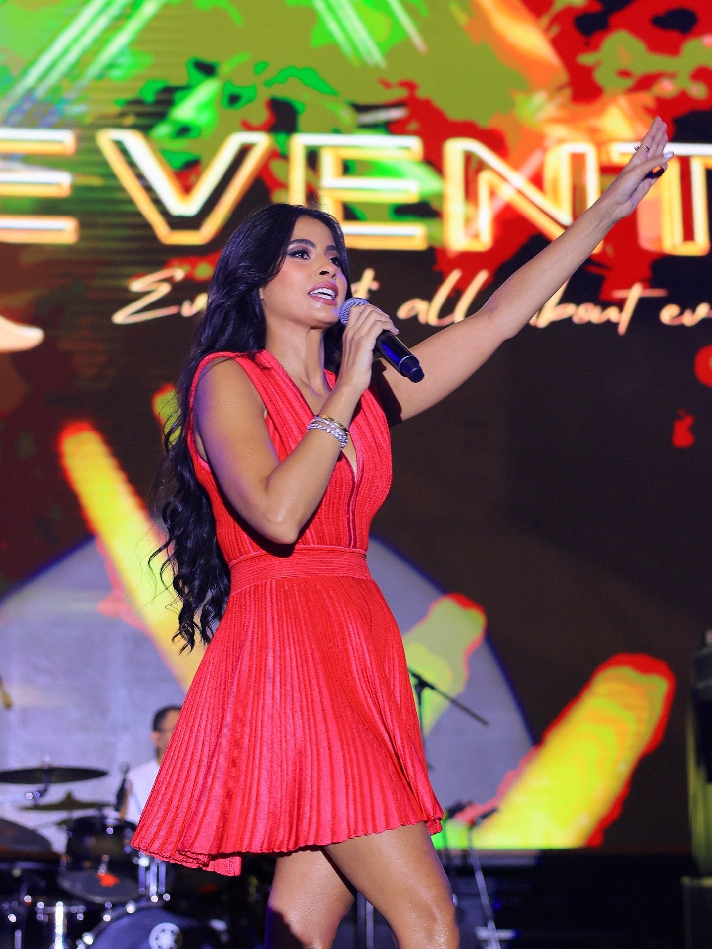 روبي تبرز إطلالتها بالفستان الأحمر في حفلها الأخير بالجامعة الأمريكية