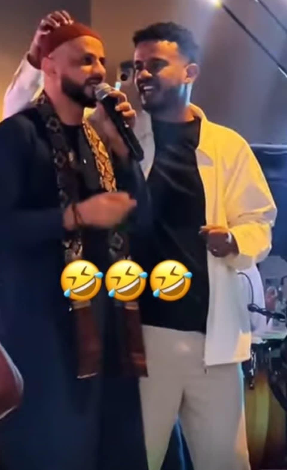 شاهد بالصور والفيديو.. الفنان حسين الصادق ينزع “الطاقية” من رأس زميله “ود راوة” ويرتديها أثناء تقديم الأخير وصلة غنائية في حفل حاشد بالسعودية وساخرون: (إنصاف مدني النسخة الرجالية)