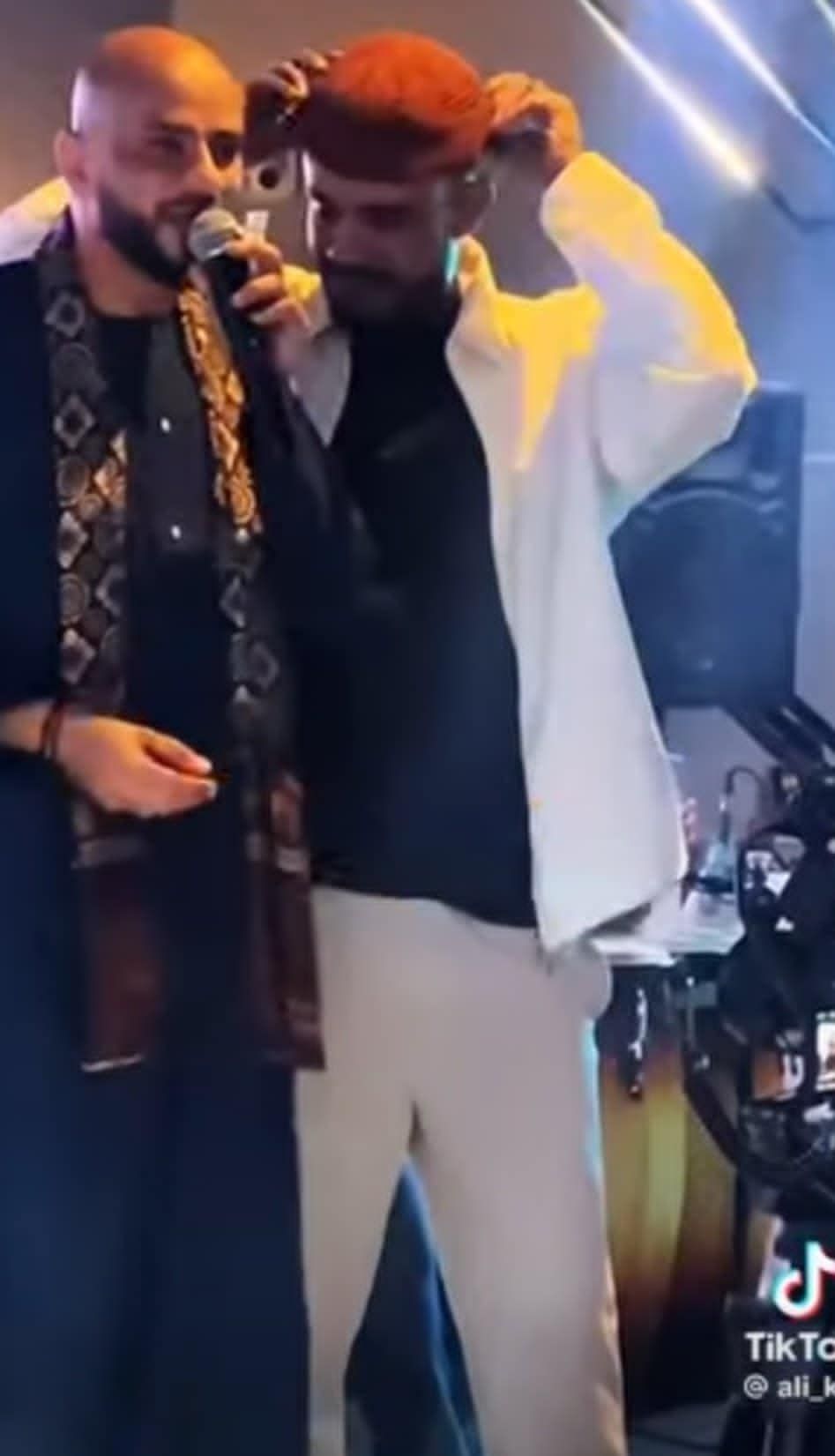 شاهد بالصور والفيديو.. الفنان حسين الصادق ينزع “الطاقية” من رأس زميله “ود راوة” ويرتديها أثناء تقديم الأخير وصلة غنائية في حفل حاشد بالسعودية وساخرون: (إنصاف مدني النسخة الرجالية)