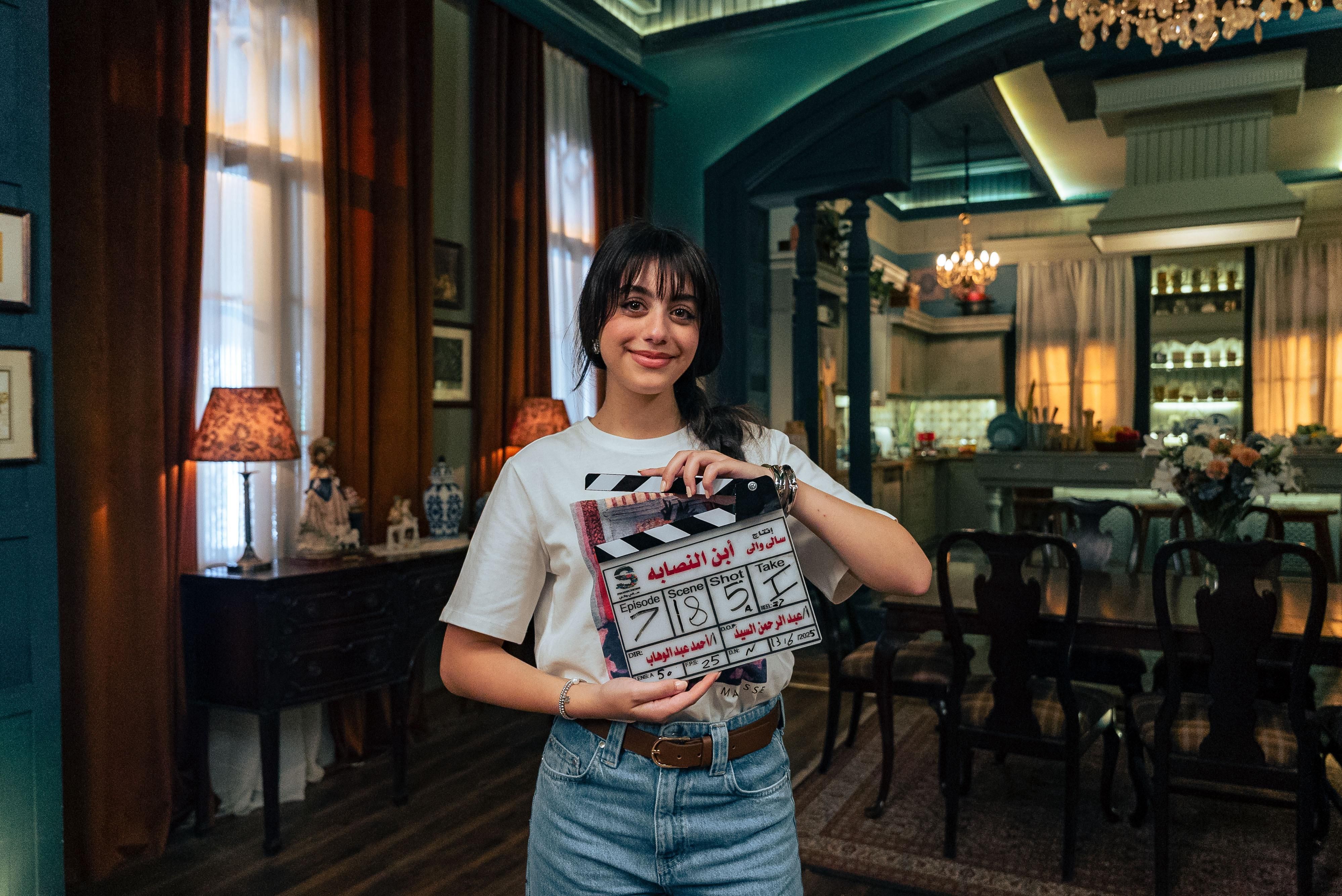 فريق عمل مسلسل "ابن النصابة" يحتفل بعيد ميلاد ياسمينا العبد الـ19.. صور