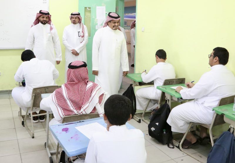 وكيل التعليم العام يعايد منسوبي مدارس تعليم الرياض والطلاب ويشاركهم يومهم الدراسي