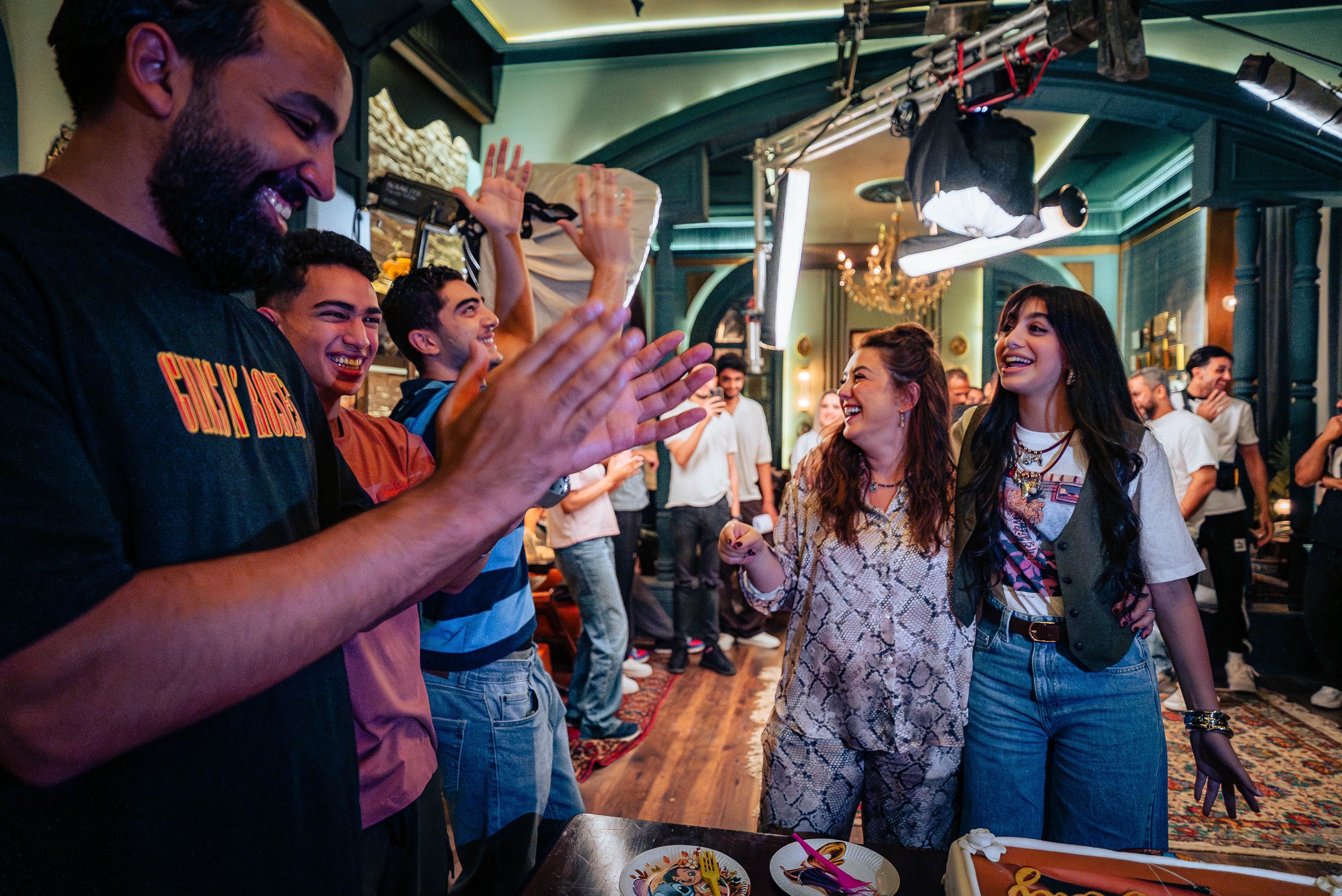 فريق عمل مسلسل "ابن النصابة" يحتفل بعيد ميلاد ياسمينا العبد الـ19.. صور