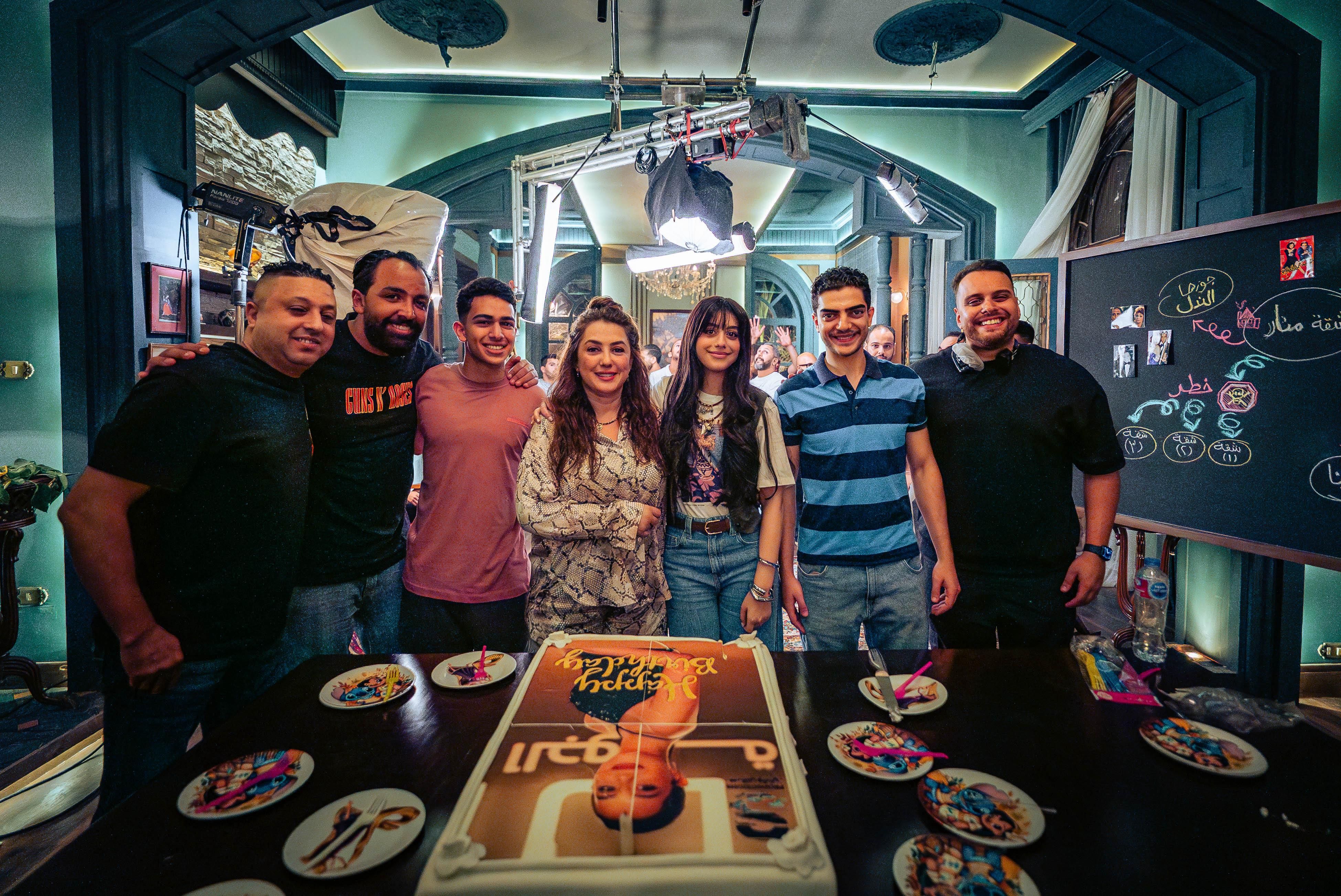 فريق عمل مسلسل "ابن النصابة" يحتفل بعيد ميلاد ياسمينا العبد الـ19.. صور