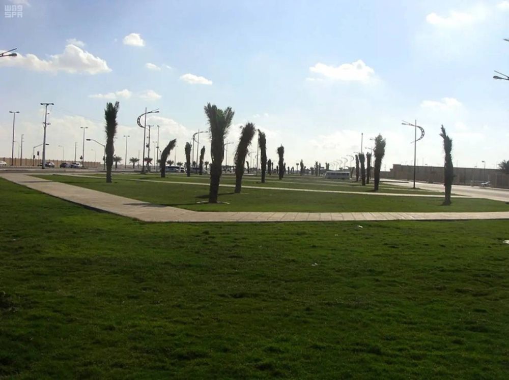 صيانة 550 ألف م2 مسطحات خضراء بحفر الباطن