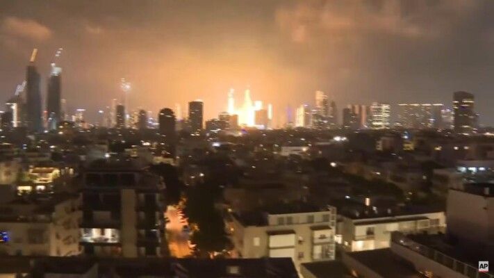 هيئة البث الاسرائيلية: انهيار مبنى في تل أبيب ومخاوف على حياة مفقودين في حيفا جراء القصف الإيراني