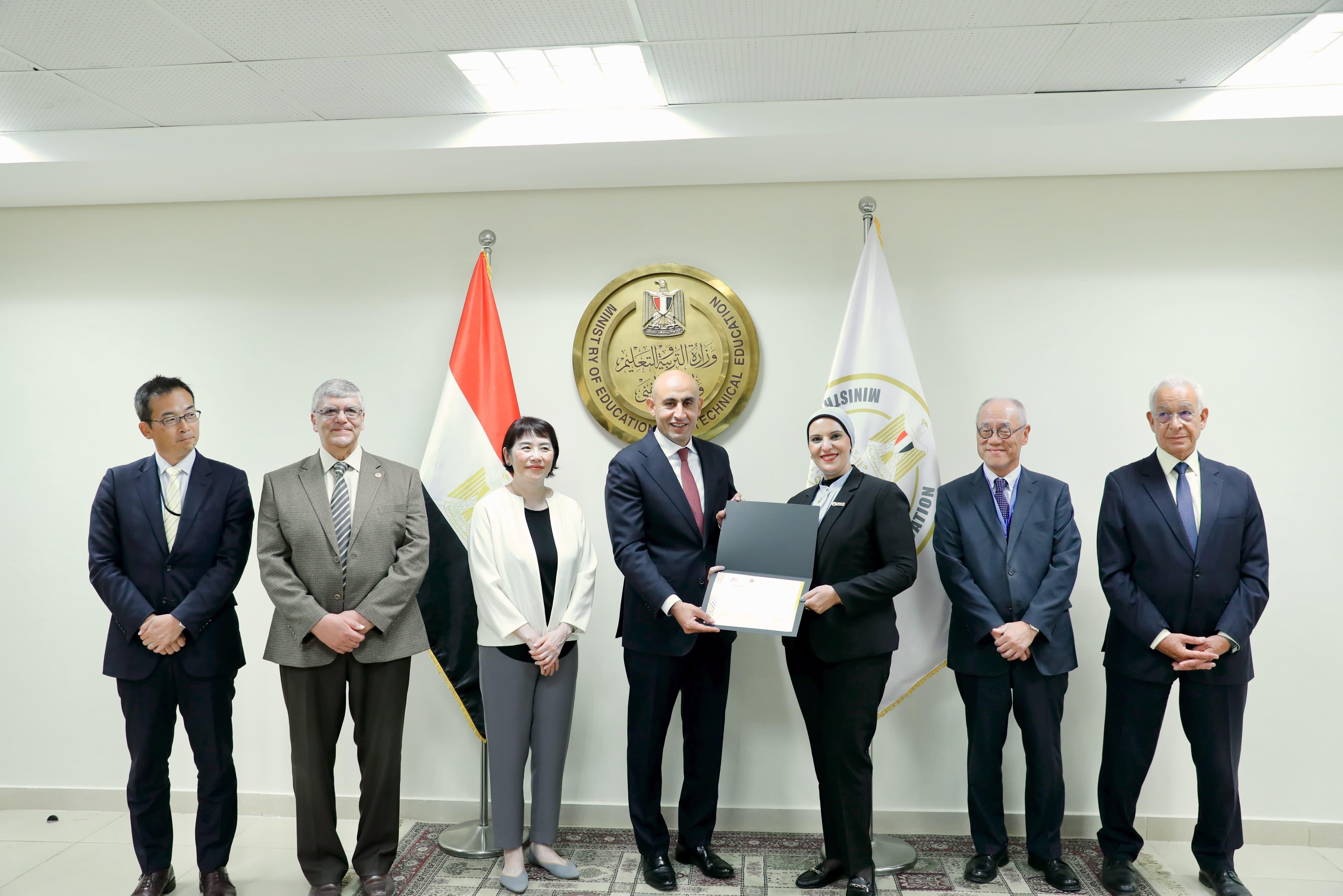 وزير التعليم ونائب "جايكا" يكرمان الدفعة الرابعة من مدربي أنشطة التوكاتسو