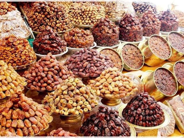 حرارة صيف معتدلة تُنعش أسواق التمور وتطيل موسم الرطب