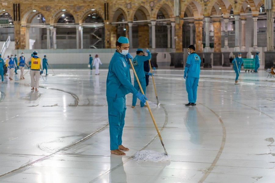 المعتمرون يؤدون نسكهم في صحن المطاف والمسعى بيسر وطمأنينة