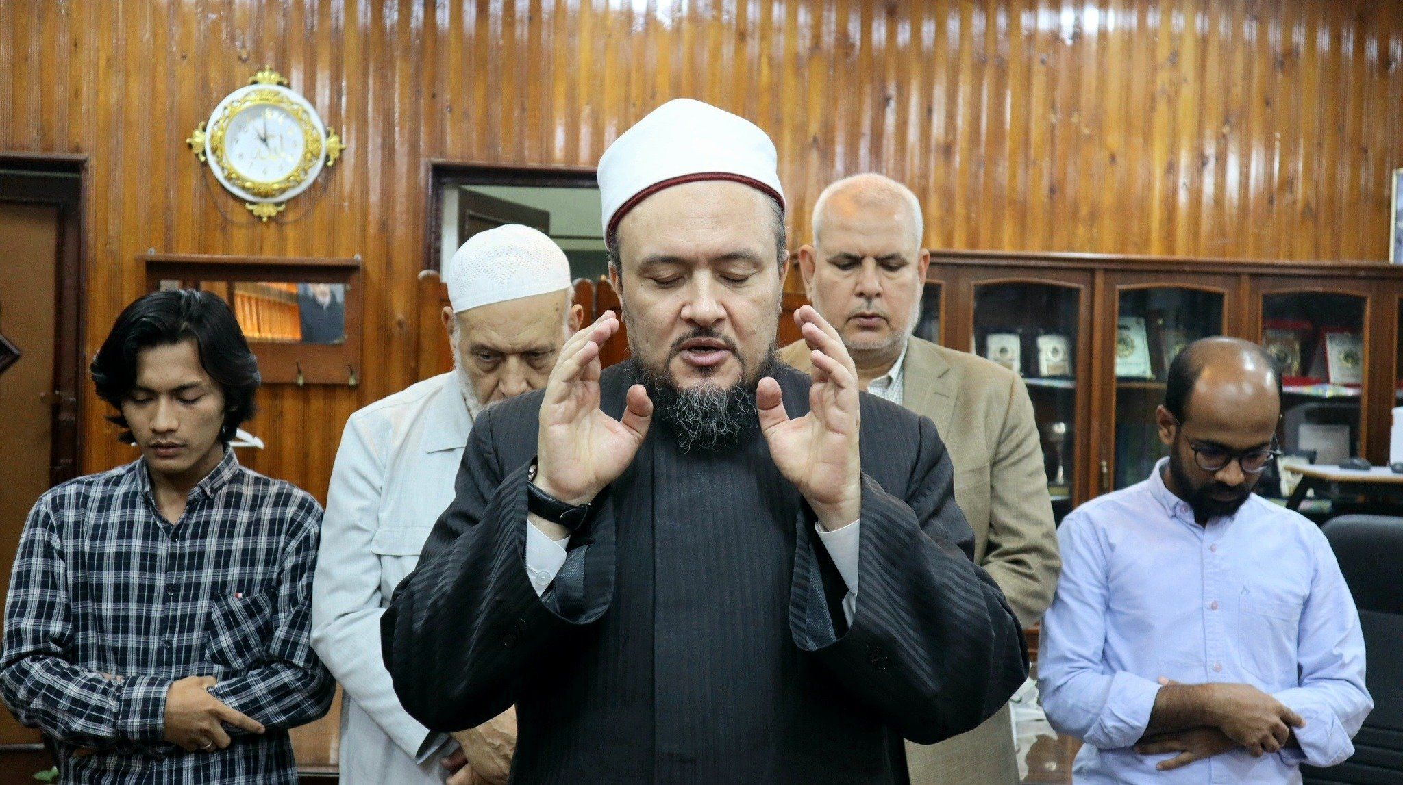 جلس يبكي فى لجنة الامتحان لوفاة والده.. عميد أصول الدين يواسى طالبا إندونيسيا