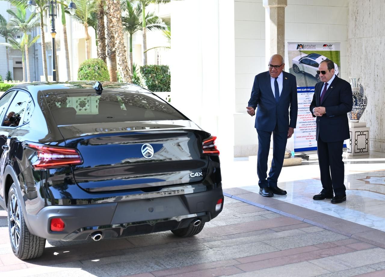 الرئيس السيسى يتفقد عددا من سيارات "سيتروين C4X" المصنّعة محليًا.. فيديو