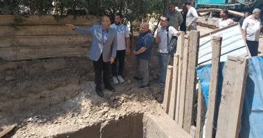 نائب محافظ الجيزة يتابع إصلاح هبوط الصرف الصحى بمنطقة العطور فى الحوامدية.. صور