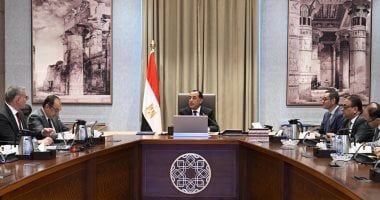 مدبولى يتابع تنفيذ برنامج الطروحات الحكومية فى قطاعى البترول والأعمال العام