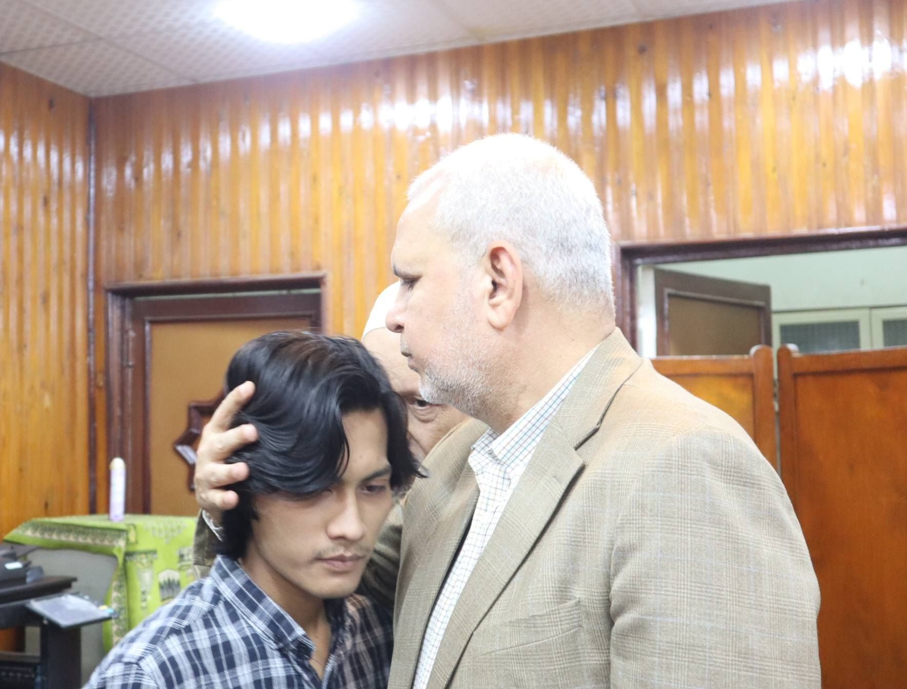 جلس يبكي فى لجنة الامتحان لوفاة والده.. عميد أصول الدين يواسى طالبا إندونيسيا