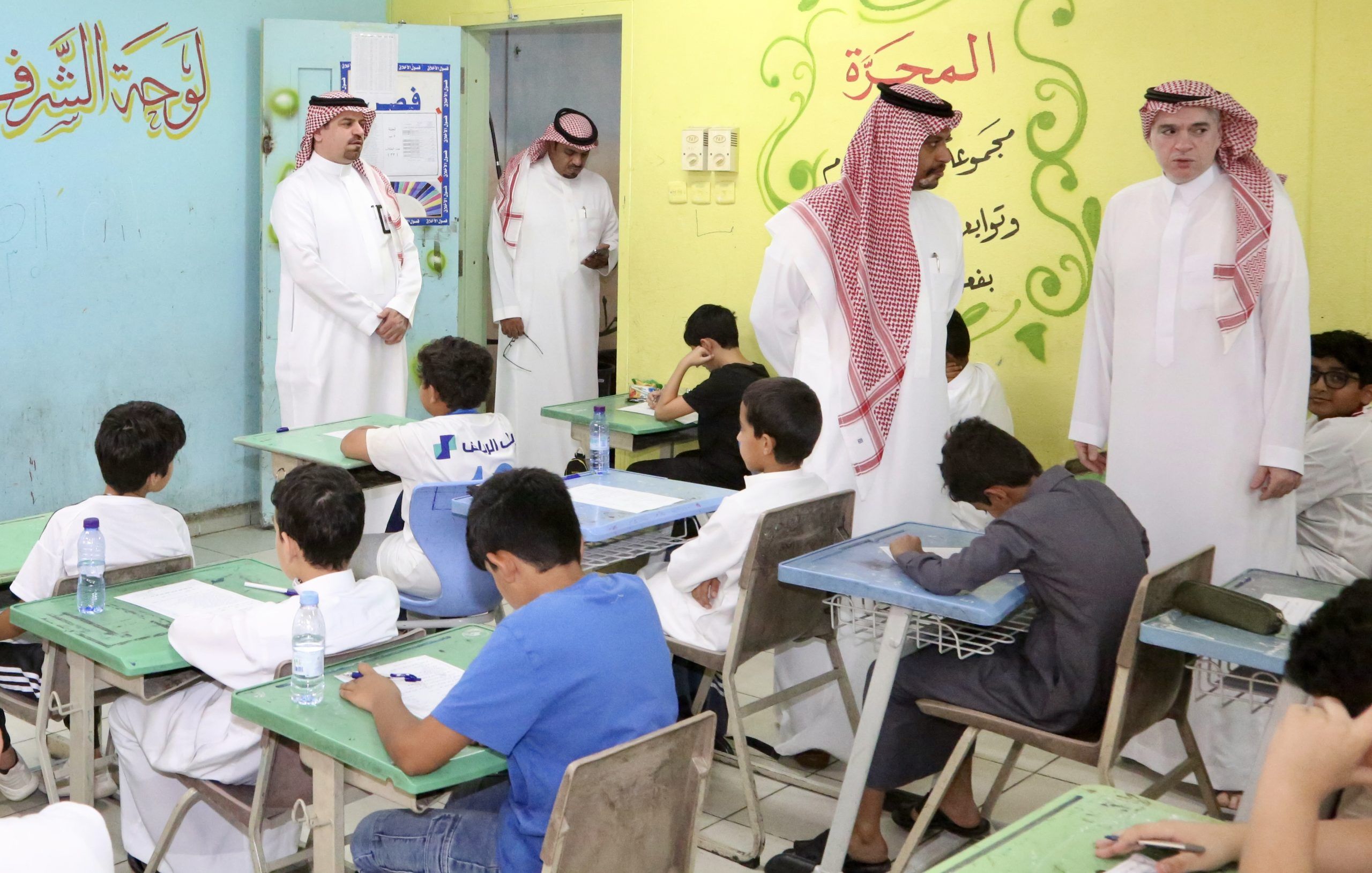 وكيل التعليم العام يعايد منسوبي مدارس تعليم الرياض والطلاب ويشاركهم يومهم الدراسي