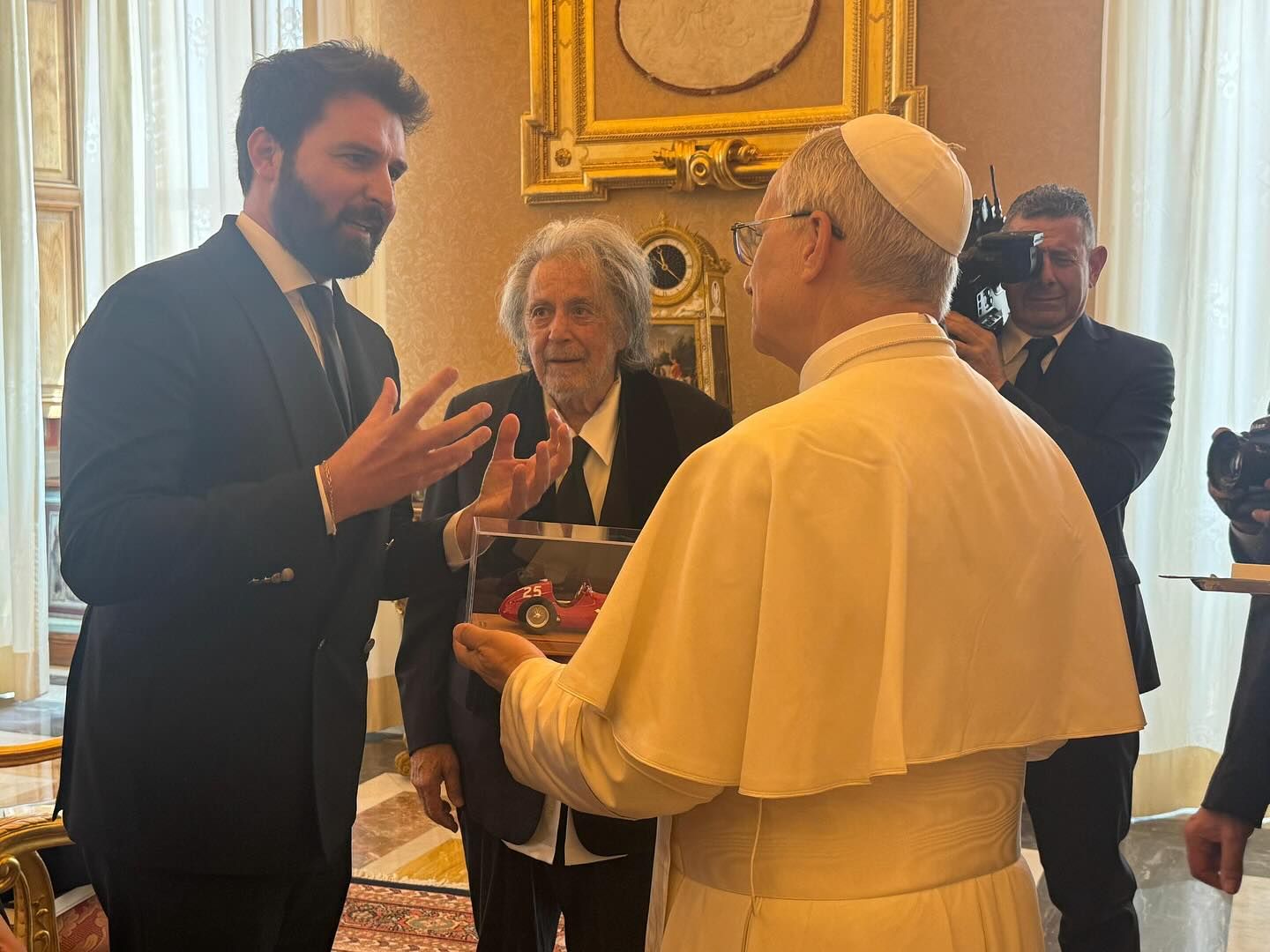 آل باتشينو يلتقي البابا ليو الرابع عشر في الفاتيكان