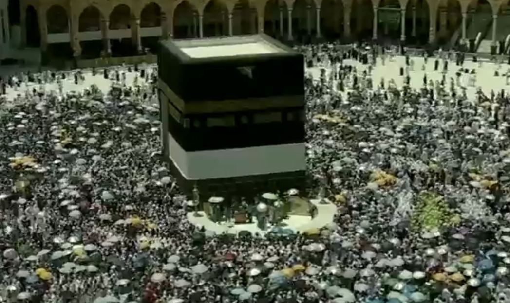 المعتمرون يؤدون نسكهم في صحن المطاف والمسعى بيسر وطمأنينة