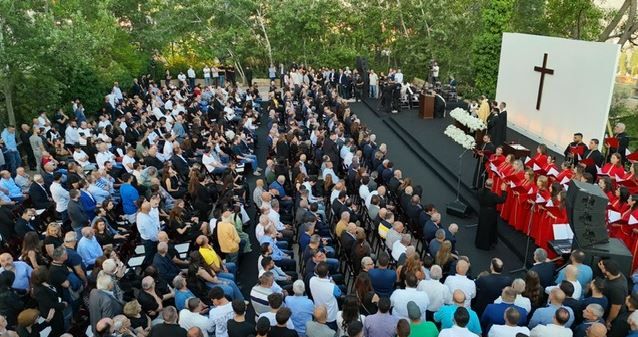 سليمان فرنجية خلال قداس في اهدن بذكرى 13 حزيران: نمر بمرحلة تحولات وتغيرات دولية والدول تهتم بمصالحها