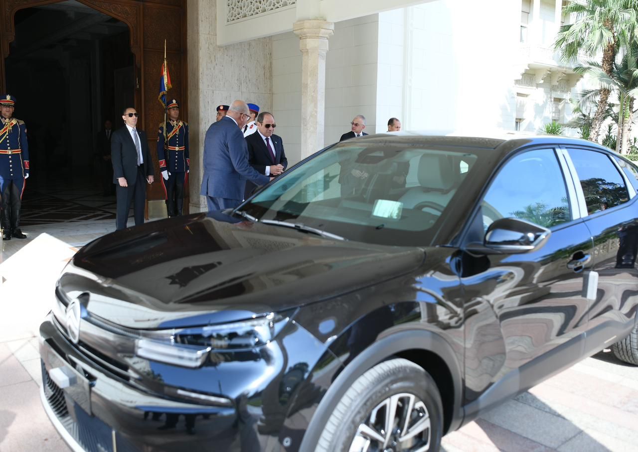 الرئيس السيسى يتفقد عددا من سيارات "سيتروين C4X" المصنّعة محليًا.. فيديو