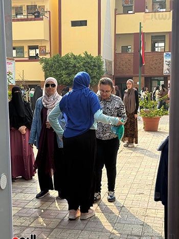 بدء إجراءات تفتيش طلاب الثانوية بالجيزة قبل بدء امتحان اللغة الأجنبية الثانية