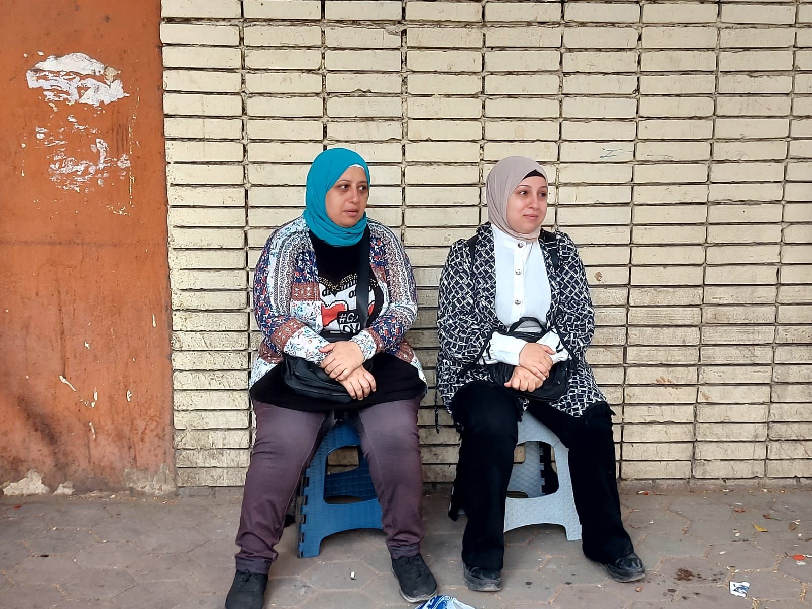 فى انتظار أبنائهم.. الأب والأم السند الحقيقى بامتحانات الثانوية العامة