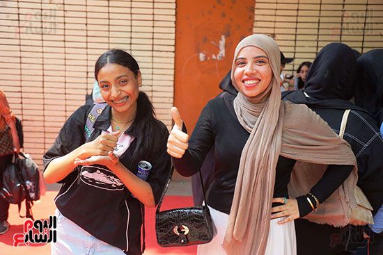 بدء خروج طلاب الثانوية العامة من اللجان بعد انتهاء امتحانات اليوم الثانى