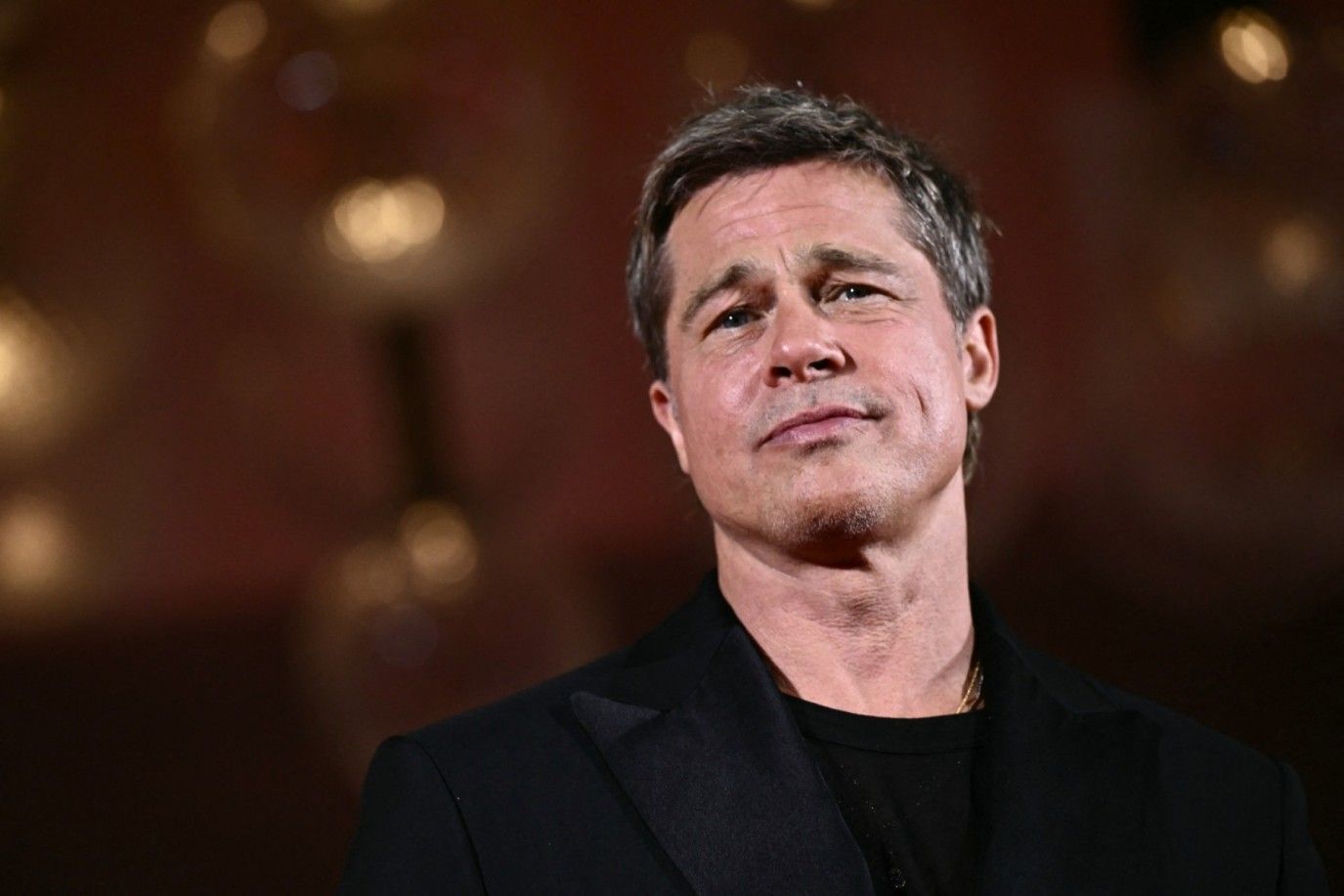 لأسباب صحية.. براد بيت يُقسم مازحاً أنه لن يمثّل مجدداً مع جورج كلوني