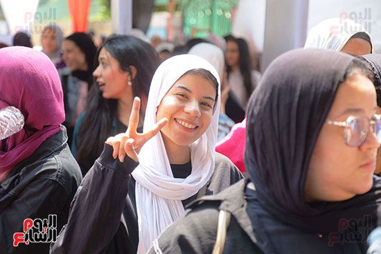 بدء خروج طلاب الثانوية العامة من اللجان بعد انتهاء امتحانات اليوم الثانى