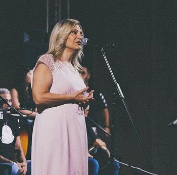 هلا المر : " لا يجوز انتقاد الأب منصور لبكي لهذا السبب.. وكنت أول من كرّم وائل كفوري "