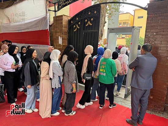 بدء إجراءات تفتيش طلاب الثانوية بالجيزة قبل بدء امتحان اللغة الأجنبية الثانية