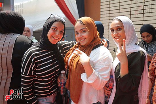 بدء خروج طلاب الثانوية العامة من اللجان بعد انتهاء امتحانات اليوم الثانى